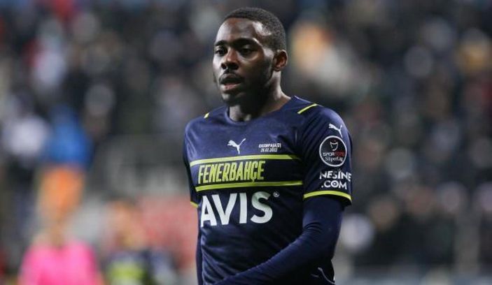 Osayi Samuel hem 11'e hem kanada dönüyor