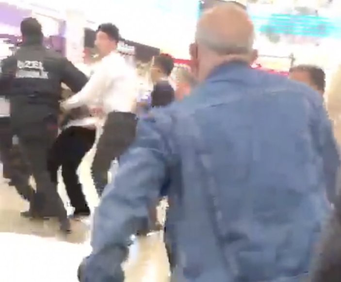 İstanbul'da kadınları videoya aldığı iddia edilen kişi dövüldü