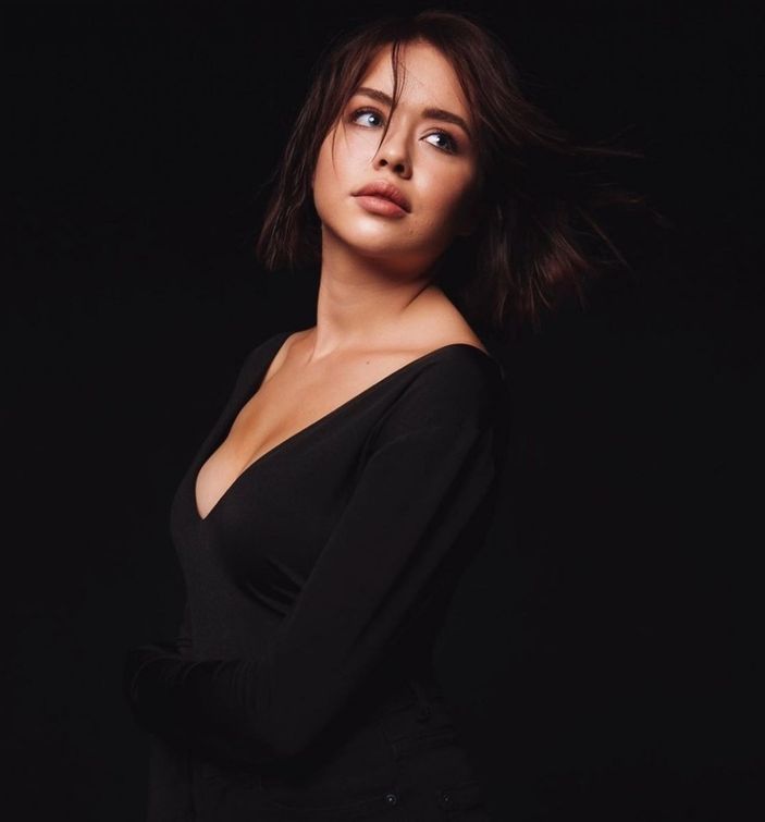 Alemin Kıralı'nın Ahsen'i sütyensiz derin dekoltesiyle 'Sen neymişsin' dedirtti!