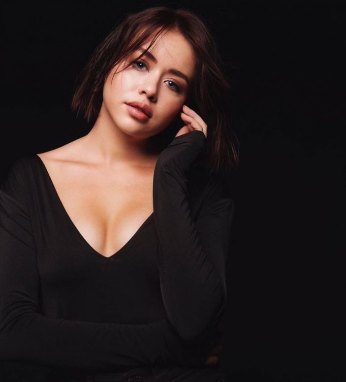 Alemin Kıralı'nın Ahsen'i sütyensiz derin dekoltesiyle 'Sen neymişsin' dedirtti!