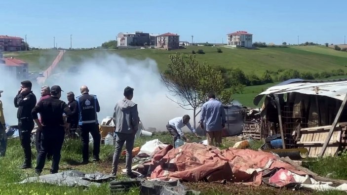 Sakarya'da barakada çıkan yangında alevlerin arasında kaldı