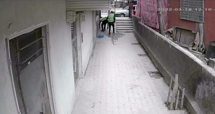 Denizli’de kendilerine teknik servis süsü veren hırsızlar kamerada