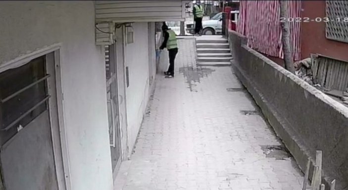 Denizli’de kendilerine teknik servis süsü veren hırsızlar kamerada