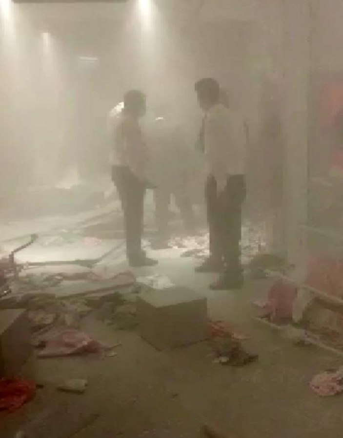 Bursa'da AVM'de bulunan mağazanın tavanı çöktü