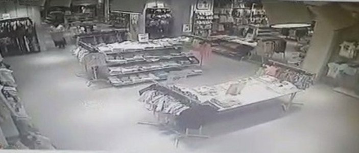 Bursa'da AVM'de bulunan mağazanın tavanı çöktü