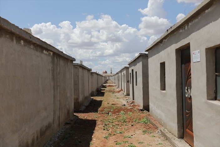 Suriye'nin kuzeyinde briket evlerin inşası devam ediyor