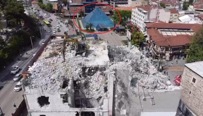 Bursa'da AVM'de bulunan mağazanın tavanı çöktü