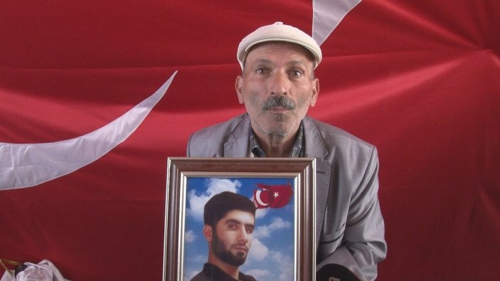 Diyarbakır'da evlat nöbetindeki baba: Oğlum, gel Türk devletine sığın