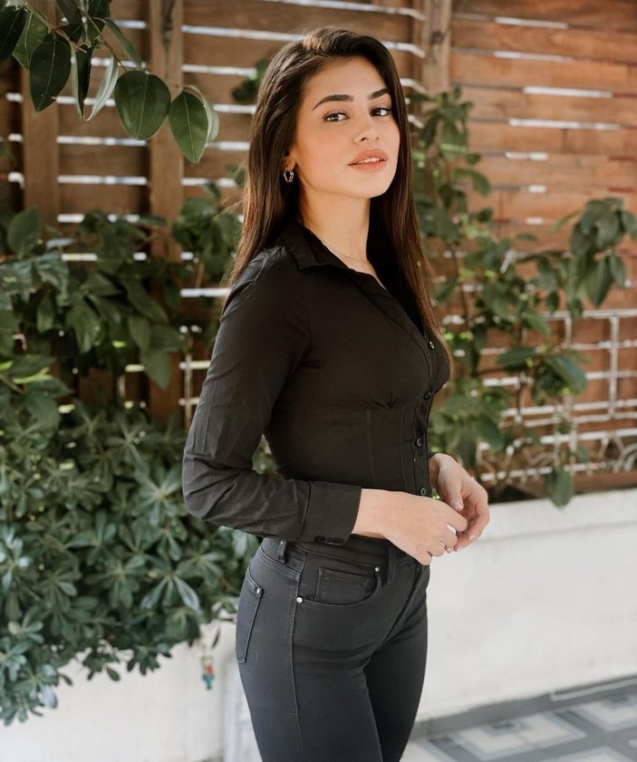 Gönül Dağı'nın Asuman'ı vücudunu saran göbek dekolteli üstüyle görenlerin aklını aldı! 'İnsan utanır biraz ya'