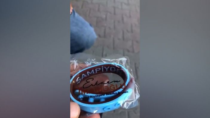 Ekrem İmamoğlu, Trabzonspor için atkıdan sonra bileklik dağıttı