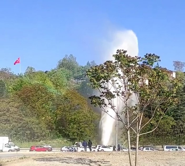 Bahçeşehir'de İSKİ'ye ait su borusu patladı