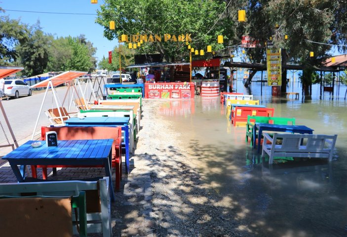 Adana’da kafeler sular altında kaldı