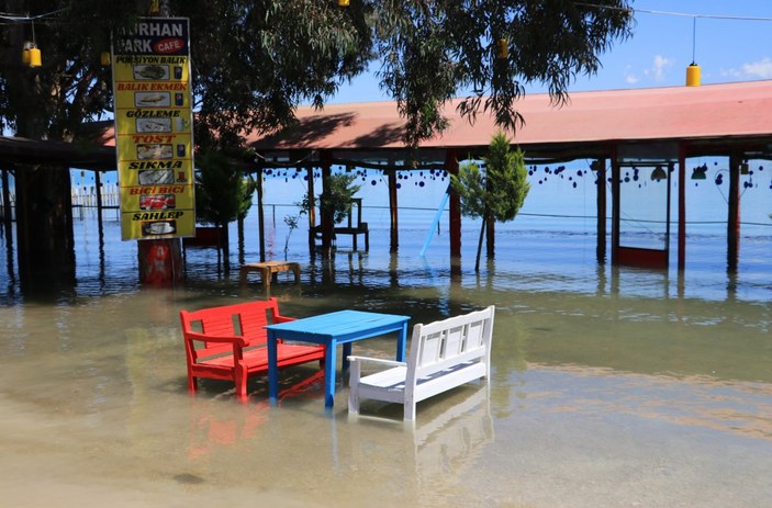 Adana’da kafeler sular altında kaldı