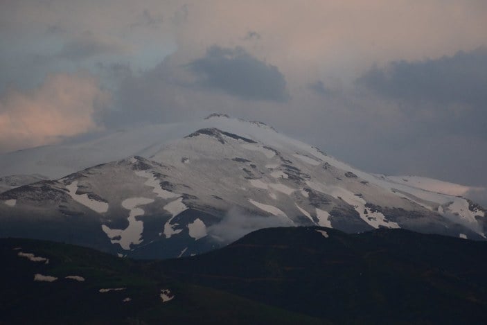 Bitlis'te Mayıs ayında yüksek kesimler beyaza büründü