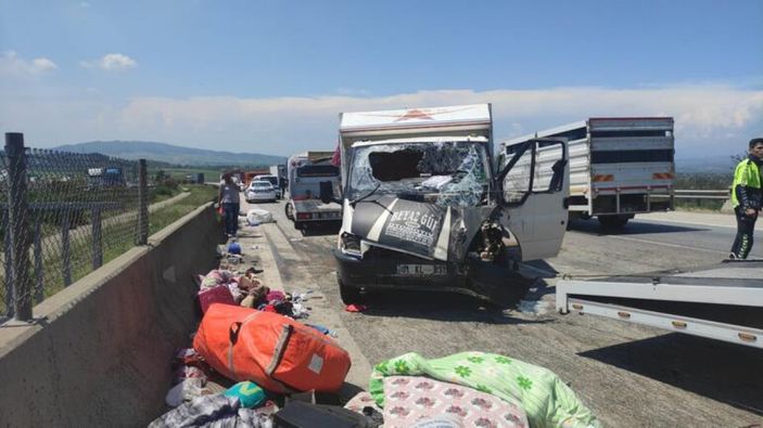 d Osmaniye'de, mevsimlik işçileri taşıyan kamyonet şarampole devrildi