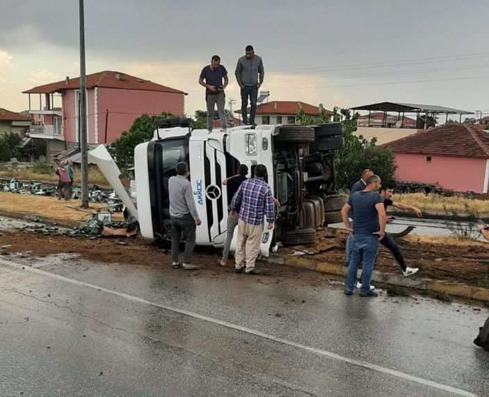 i Manisa'da devrilen tırdaki alkol şişeleri yola saçıldı