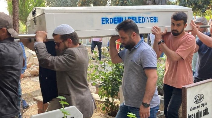 Mersin'de bir genç telefonunu şarja takarken akıma kapıldı