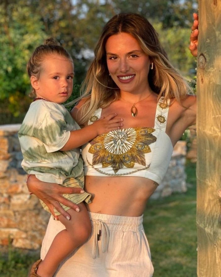İbrahim Çelikkol'un 5 yıllık eşi, Fahriye Evcen'in ikizi Mihre Çelikkol'a bakın! Güzelliğiyle parmak ısırtıyor