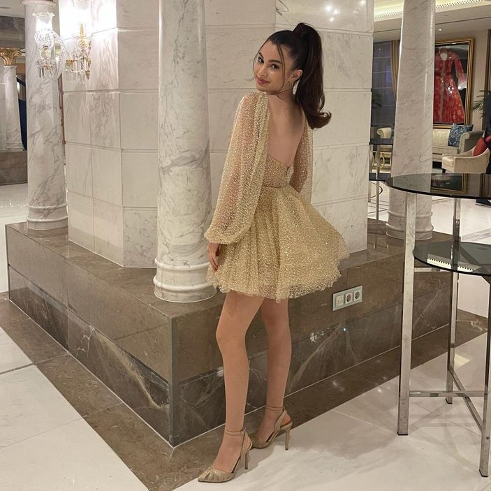 Kardeşlerim'in Asiye'si dekolteli mini elbisesini giydi, frikik vermesine ramak kaldı! 'Giyinmeyi unutmuşsun'