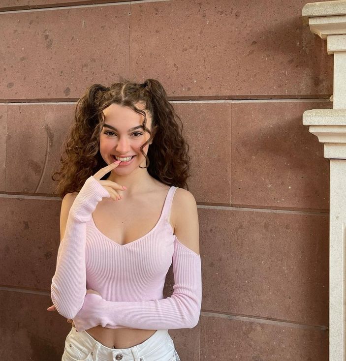 Kardeşlerim'in Asiye'si dekolteli mini elbisesini giydi, frikik vermesine ramak kaldı! 'Giyinmeyi unutmuşsun'