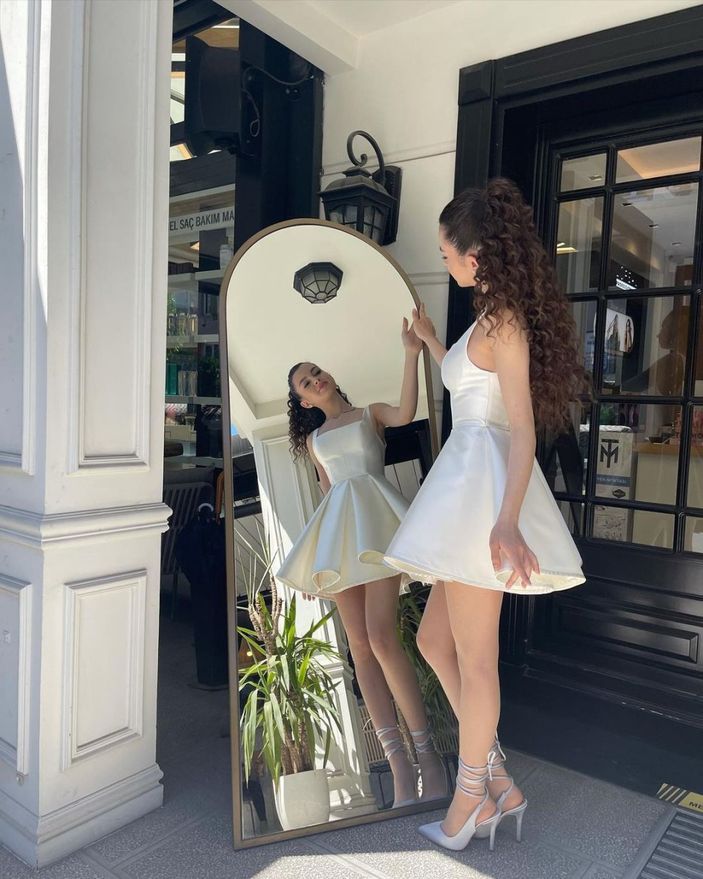 Kardeşlerim'in Asiye'si dekolteli mini elbisesini giydi, frikik vermesine ramak kaldı! 'Giyinmeyi unutmuşsun'