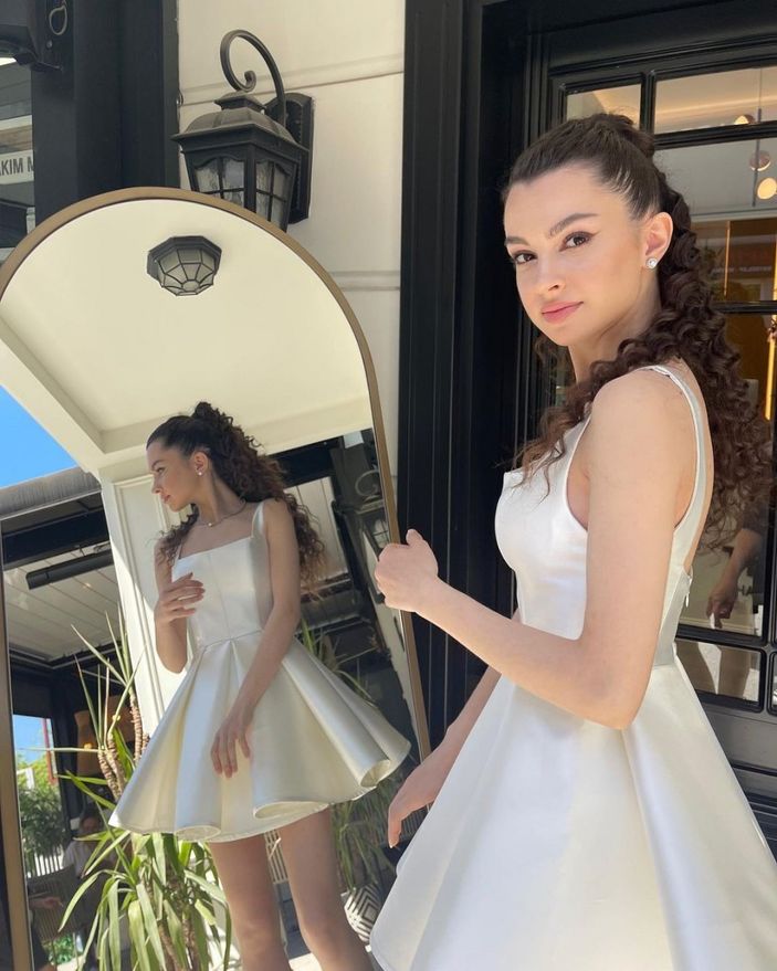 Kardeşlerim'in Asiye'si dekolteli mini elbisesini giydi, frikik vermesine ramak kaldı! 'Giyinmeyi unutmuşsun'