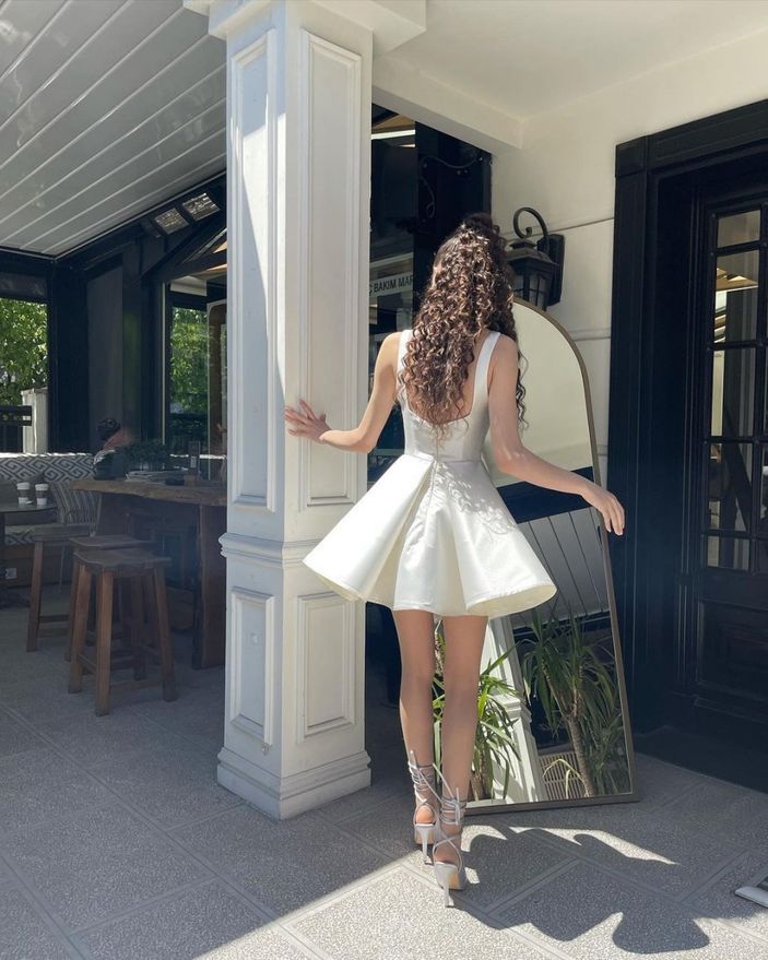 Kardeşlerim'in Asiye'si dekolteli mini elbisesini giydi, frikik vermesine ramak kaldı! 'Giyinmeyi unutmuşsun'