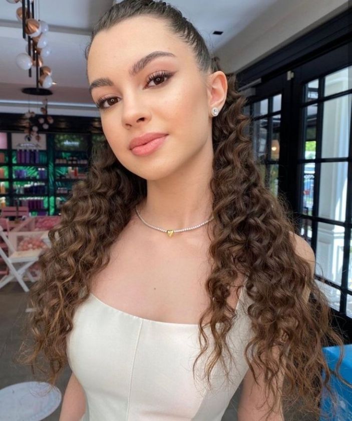 Kardeşlerim'in Asiye'si dekolteli mini elbisesini giydi, frikik vermesine ramak kaldı! 'Giyinmeyi unutmuşsun'