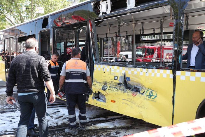 Fatih'te tramvay ile İETT otobüsü çarpıştı