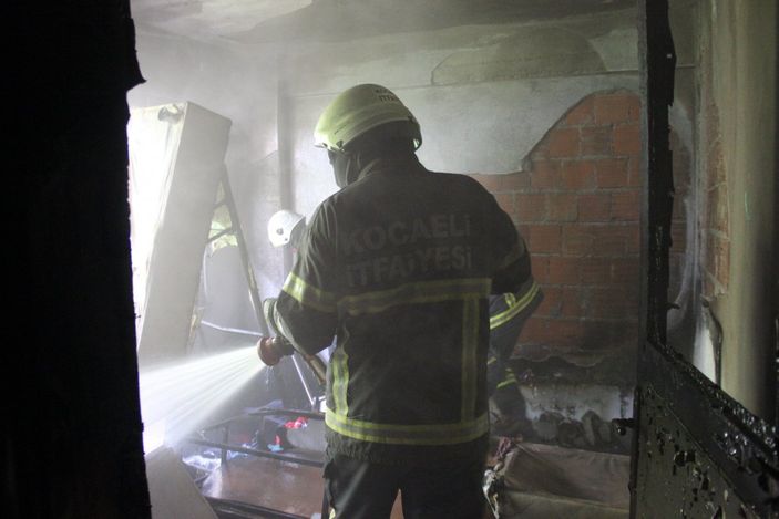 Kocaeli'de 3 yaşındaki çocuk evi yaktı