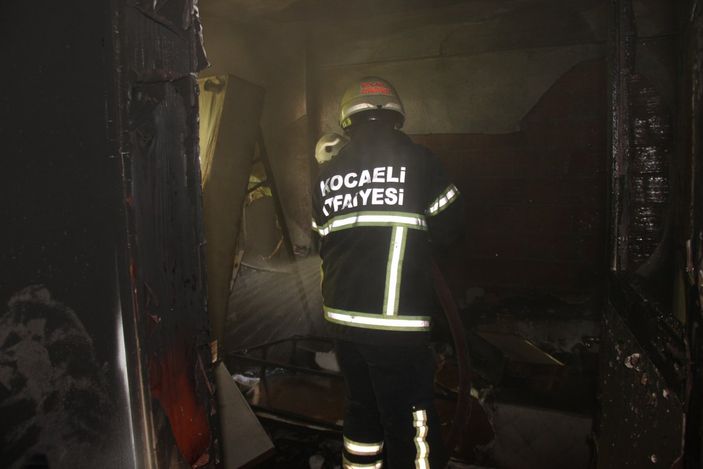 Kocaeli'de 3 yaşındaki çocuk evi yaktı