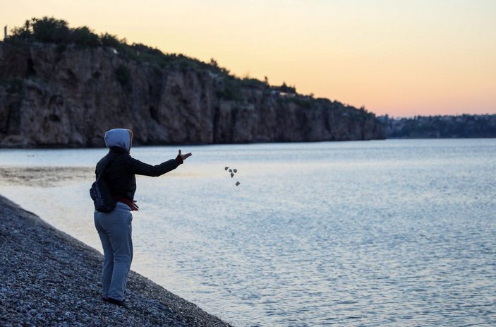 Antalya’da, dibe çöken Hıdrellez dileklerini dalgıçlar görüntüledi