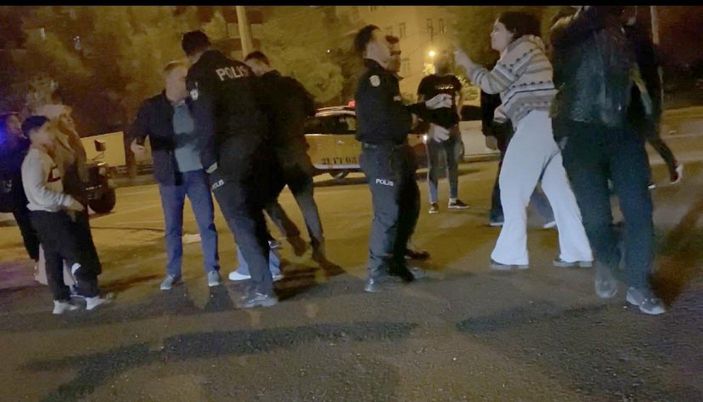 d Diyarbakır’da önce erkekler sonra kadınlar kavga etti