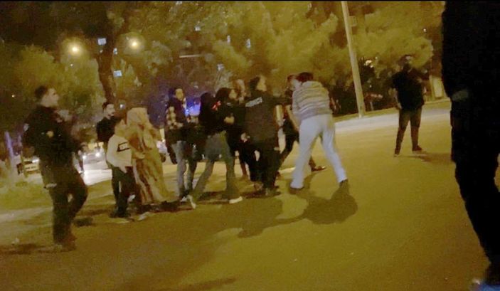 d Diyarbakır’da önce erkekler sonra kadınlar kavga etti