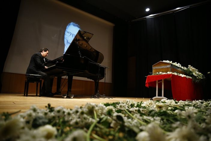 a Fazıl Say, babasının cenaze töreninde piyano çaldı