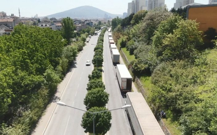 Erenköy'de tır kuyruğu: Şehir dışına taşıyın