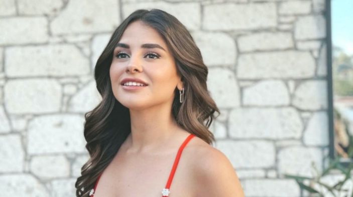 Gönül Dağı'nın Asuman'ı koltuğun tepesine oturdu, mini elbisesi açıldıkça açıldı! 'Böyle giymeye utan ya'