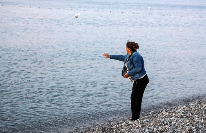 Antalya’da, dibe çöken Hıdrellez dileklerini dalgıçlar görüntüledi