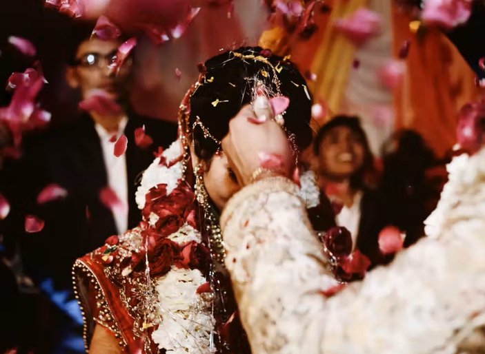 Hindistan’da nikahta elektrik kesilince kardeşler yanlış damatlarla evlendirildi
