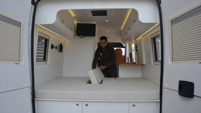 Kütahya'da panelvan araçlardan karavan yapıyor