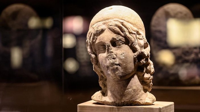 İzmir'deki kehanet merkezinde bulunan Apollon heykelleri ziyaretçiye açıldı