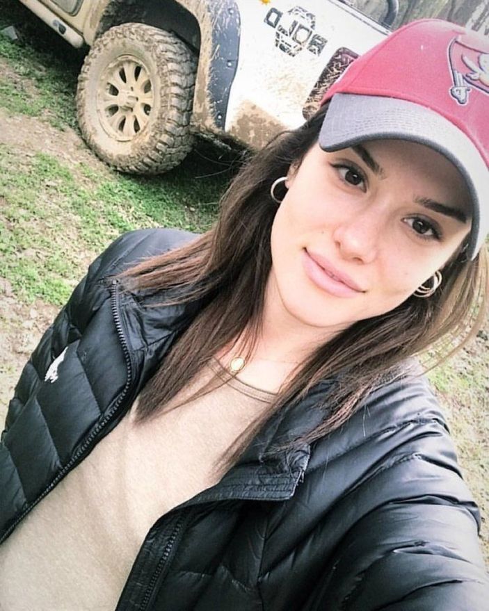 İbrahim Çelikkol'un 5 yıllık eşi, Fahriye Evcen'in ikizi Mihre Çelikkol'a bakın! Güzelliğiyle parmak ısırtıyor