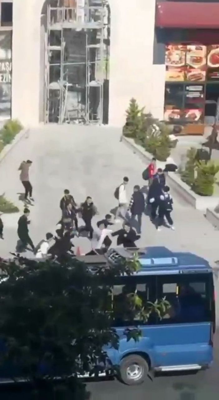 i Esenyurt’ta liselilerin ‘dedikodu’ kavgası