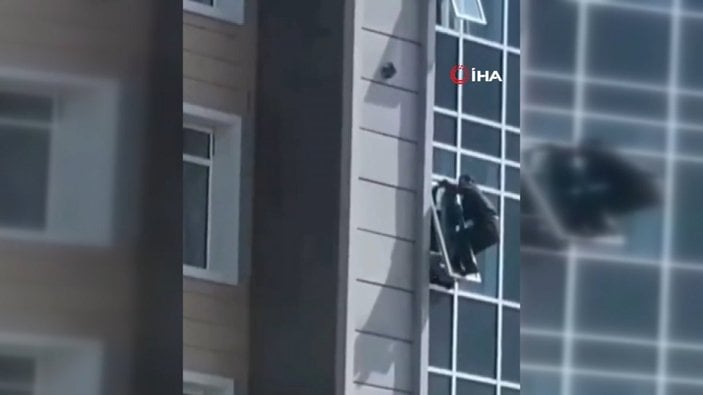 Kazakistan'da binada asılı kalan çocuk kurtarıldı