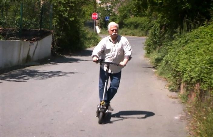 Beykoz'un scooterlı dede'si Mehmet Ersöz, yaptıklarıyla şaşırtıyor