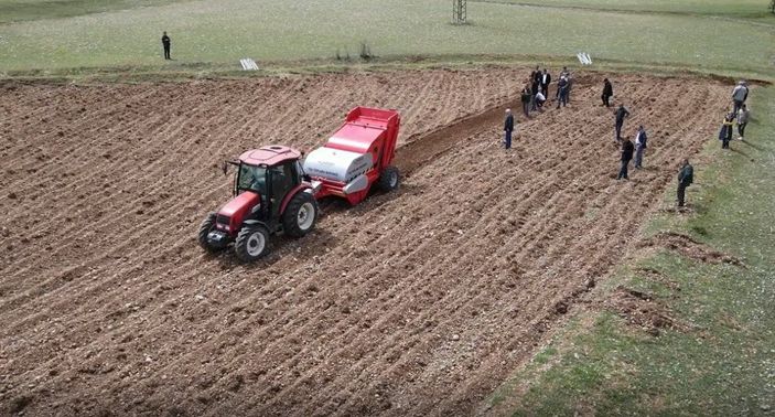 Erzincan'da taş toplama makinesi çiftçilerin kullanımına sunuldu