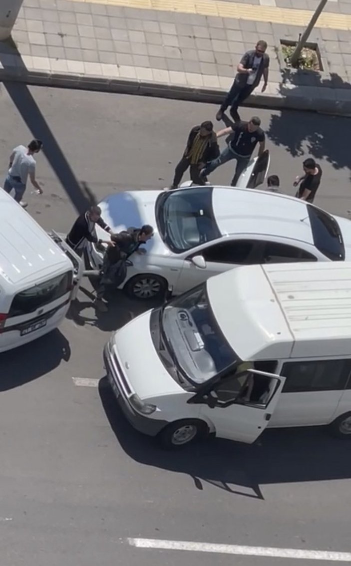 Diyarbakır’da 16 göçmen tek otomobilden çıktı