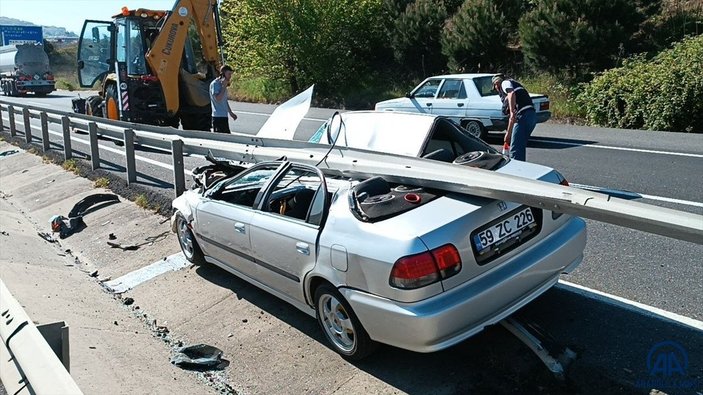 Tekirdağ'da trafik kazası: Otomobil bariyerlere sıkıştı