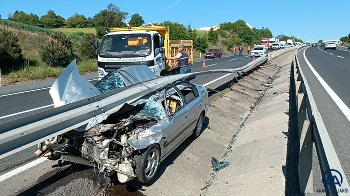 Tekirdağ'da trafik kazası: Otomobil bariyerlere sıkıştı