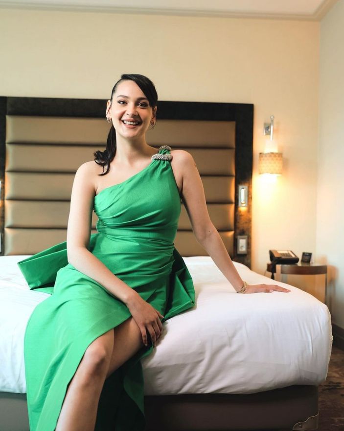 Gönül Dağı'nın Dilek'i kasığına kadar uzanan yırtmacıyla görenlerin aklını aldı! 'Açmadığın yer kalmadı'